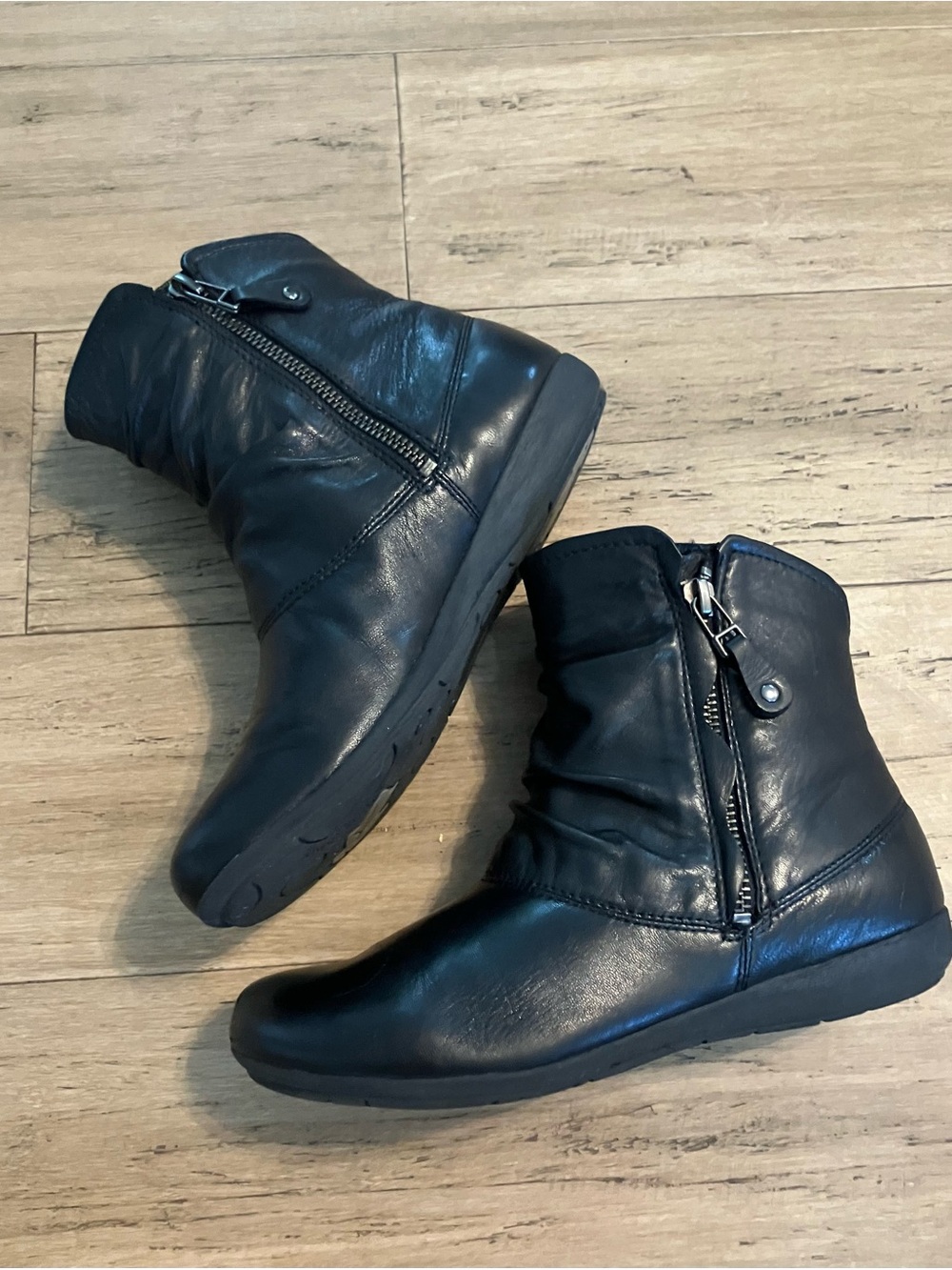 Josef Seibel German soft quality black leather side zip flat ankle. Size 36/5.5
